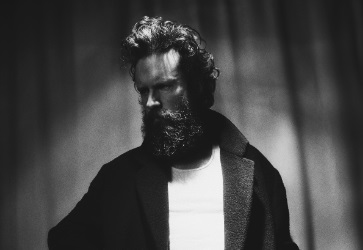 Father John Misty presenta "She Cleans Up"